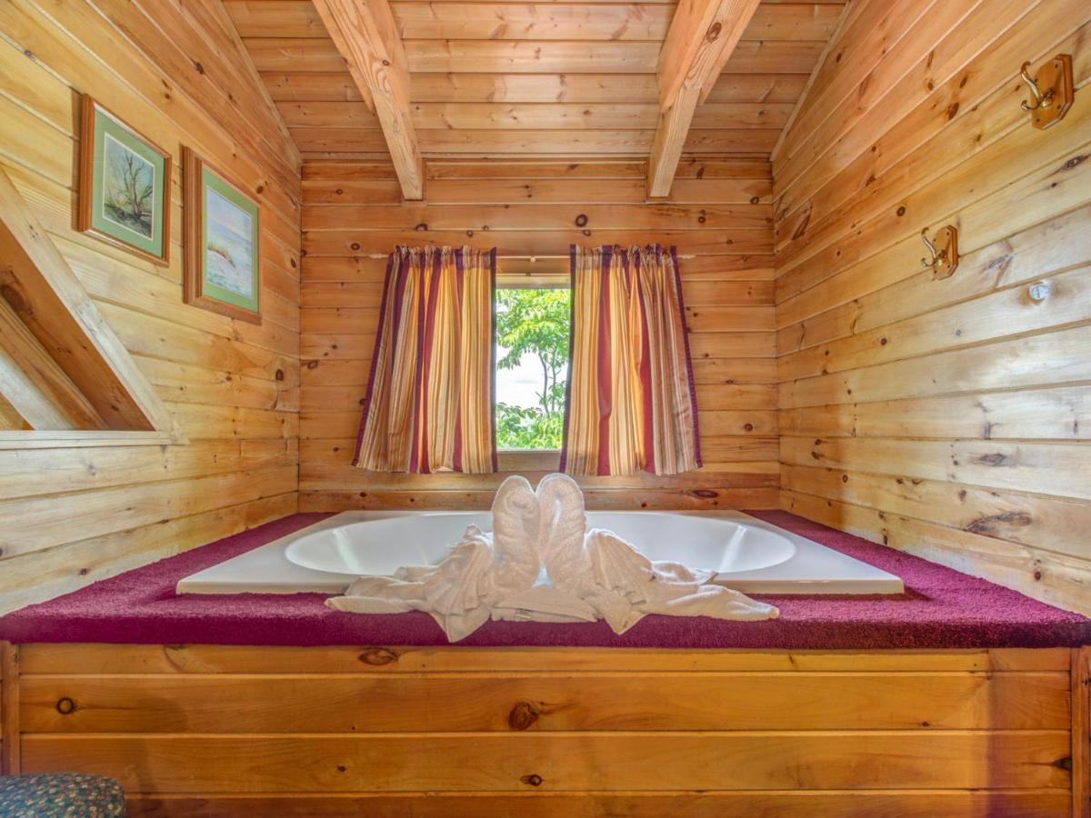 Bear Tracks, 2 Bedrooms, Hot Tub, Fireplace, Wifi, Jetted Tub, Sleeps 6 Gatlinburg Eksteriør billede